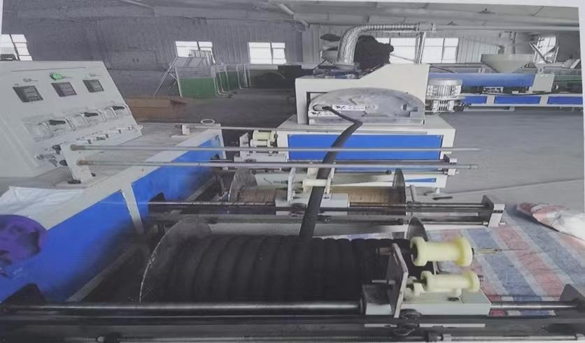 出水与不出水间隔渗灌管道加工系统